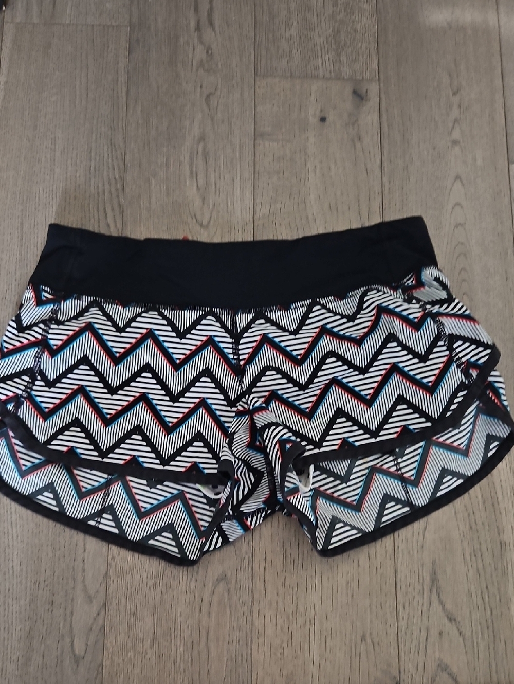 Lululemon Size 4 Women’s Black Chevron Seawheeze Print 2017 Shorts